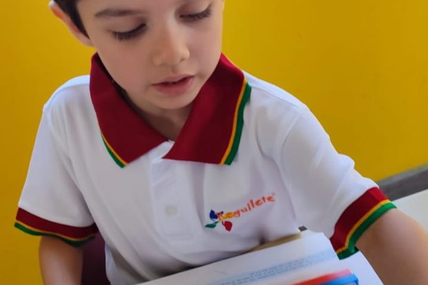 Niño de preescolar resolviendo una ficha del programa CIME con regletas de colores sobre la mesa